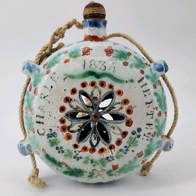 Gourde de conscrit en faïence, à décor polychrome.