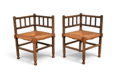 paire de chaises anciennes en bois avec assise et dossier en corde