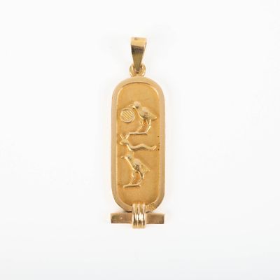 une image d'un pendentif en or avec un oiseau et un oiseau dessus