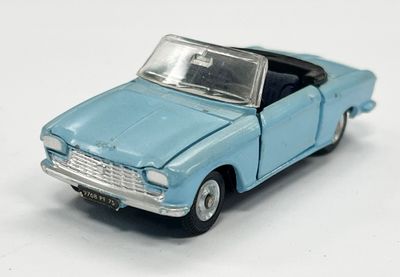 une voiture jouet posée sur une surface blanche