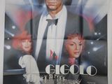 une vieille affiche de cinéma représentant David Bowie et une femme en smoking