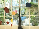 une sculpture au milieu d'une pièce dotée de grandes fenêtres