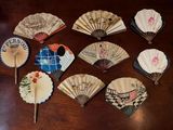 de nombreux types d'éventails en papier posés sur une table