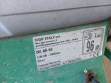 gros plan d'une machine posée sur une table
