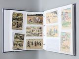un livre ouvert avec des images de personnes et d'animaux