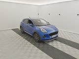 la voiture bleue est garée dans le garage sur le sol en damier