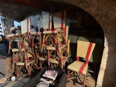 plusieurs chaises et une table dans une pièce