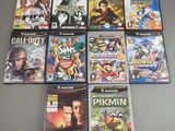 Plusieurs jeux vidéo sont alignés sur une table