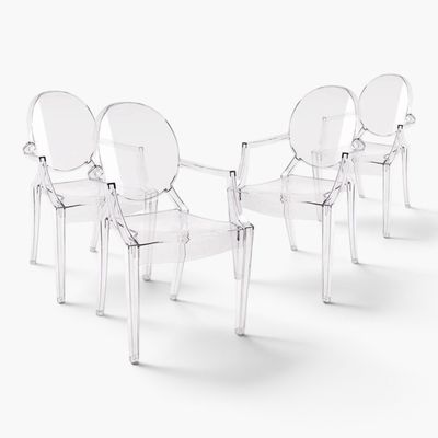 trois chaises en plastique transparent placées les unes à côté des autres sur une surface blanche