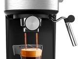 une machine à café noire et argentée avec une tasse de café