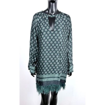 une robe noire et verte à franges sur un mannequin