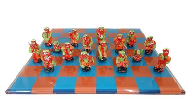 de nombreuses figurines représentant des personnages sur un échiquier