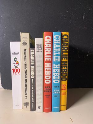 trois livres posés l'un à côté de l'autre sur une table