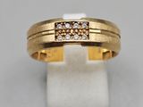 une bague en or jaune avec un diamant serti au centre