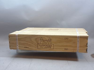 une boîte en bois posée sur une table