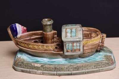 un petit bateau posé sur une table