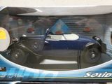 une petite voiture qui se trouve dans la boîte posée sur la table