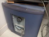 une petite armoire bleue surmontée d'une grille
