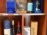 de nombreuses bouteilles d'alcool sur les étagères du magasin