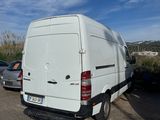 une camionnette blanche garée dans un parking