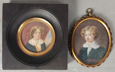 deux portraits miniatures d'un garçon et d'une fille dans un cadre noir