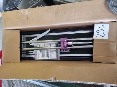 une boîte en carton avec un tas d'outils à l'intérieur