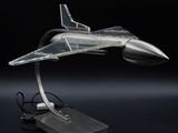 la maquette d'un avion de chasse est posée sur un socle