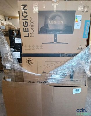 une grande boîte sur laquelle est posée une télévision