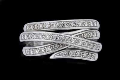 une image d'une bague en diamant sur fond noir