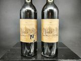 deux bouteilles de vin sont posées sur une table noire