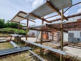 une grande structure métallique surmontée d'un toit
