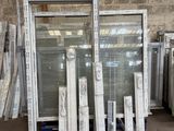 de nombreux types de fenêtres dans un entrepôt