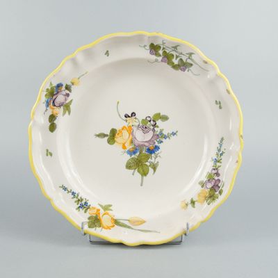 une image représentant une assiette sur laquelle sont peintes des fleurs