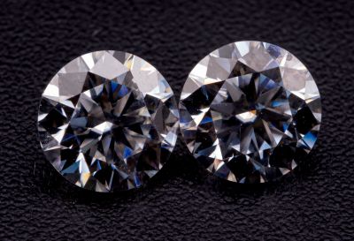 une paire de diamants taille ronde sur un fond noir