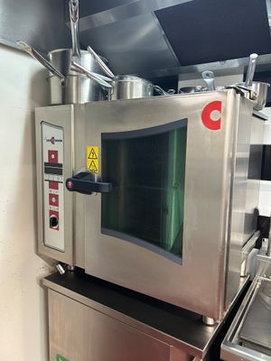 une image d'un four commercial dans une cuisine commerciale