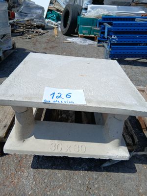 une table en béton sur laquelle est posée une étiquette de prix