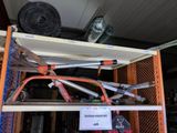 une étagère sur laquelle sont posés tout un tas d'outils