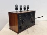 une petite boîte en bois sur laquelle sont fixées trois ampoules