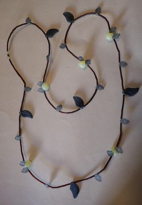 un long collier orné de feuilles sur un fond blanc