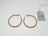 une paire de boucles d'oreilles créoles plaquées or