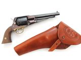 un vieux revolver dans un étui en cuir, sur fond blanc