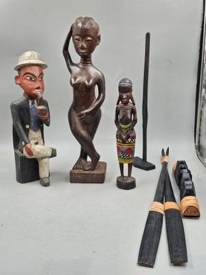 128 / G4 / Statues en bois ht 48, 40 et 32,5 cm.