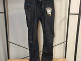 un jean accroché à un portemanteau dans un magasin de vêtements