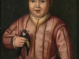portrait d'un enfant en robe rose tenant un oiseau