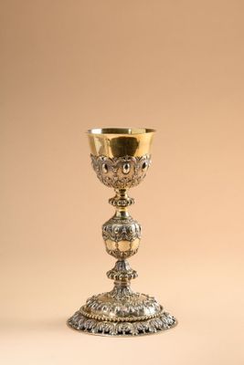 an image of a silver cup sitting on top of a table
