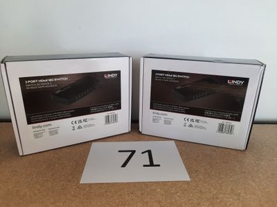 deux boîtes portant un numéro, posées sur une table