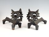 paire de sculptures en bronze représentant un chien et un chat, posées sur un socle en bois