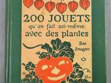 un livre vert sur lequel figure l'image d'une citrouille