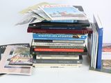plusieurs livres empilés sur une table
