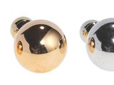 trois paires de boucles d'oreilles à clous dorées, argentées et noires sur fond blanc